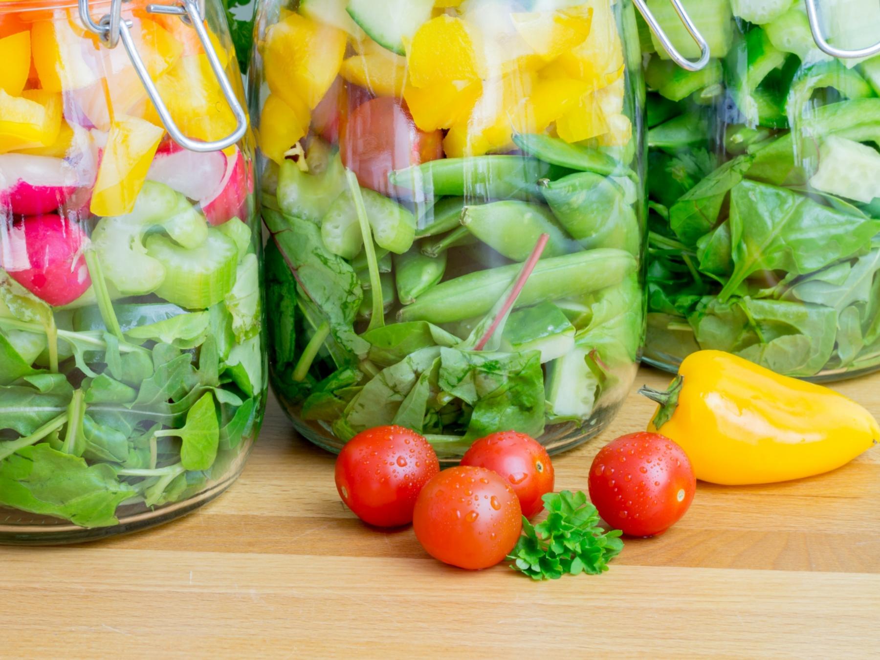 shutterstock_437247598_Linda Bestwick_Salat_in_Einmachglas_Wckglas_Meal_Prep_Tomaten_Gemüse_frisch_vegetarisch_vegan_frei
