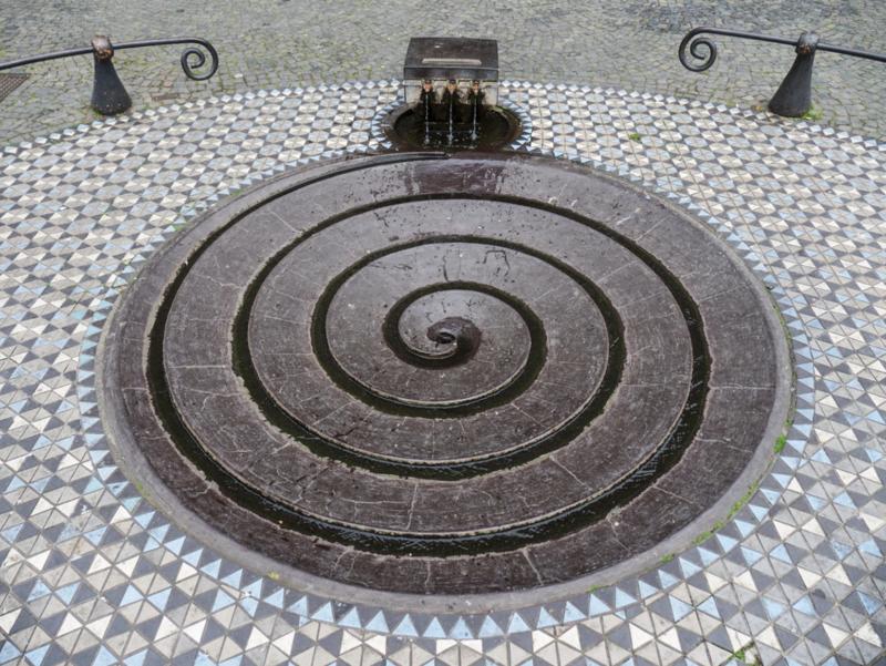 shutterstock-508101259-Marco Crupi-Köln Taubenbrunnen an der Kreuzblume-frei._kleinjpg