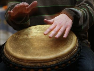 shutterstock_53364490_Anna Jurkovska_trommeln_Trommel_spielen_Musik_frei_klein