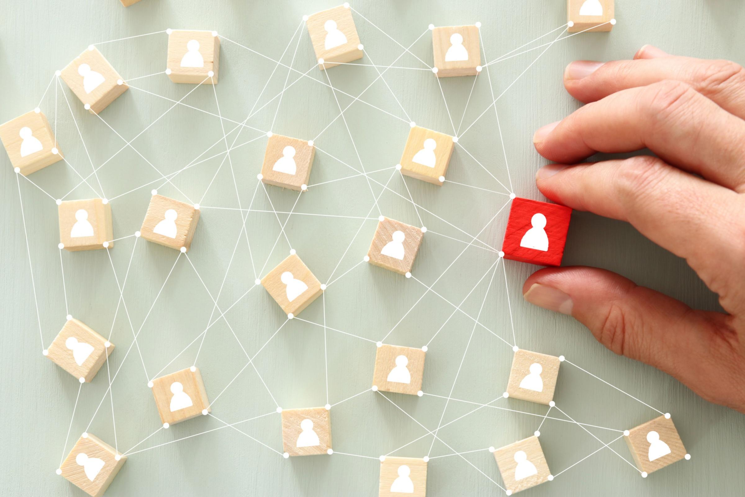 Netzwerk kleiner mit einem Faden vernetzer Holzfiguren