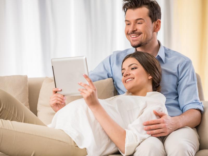 shutterstock_274693046_ VGstockstudio_werdende_Eltern_bereiten_sich_auf_Geburt_online_von_zuhause_aus_Tabletcomputer_frei