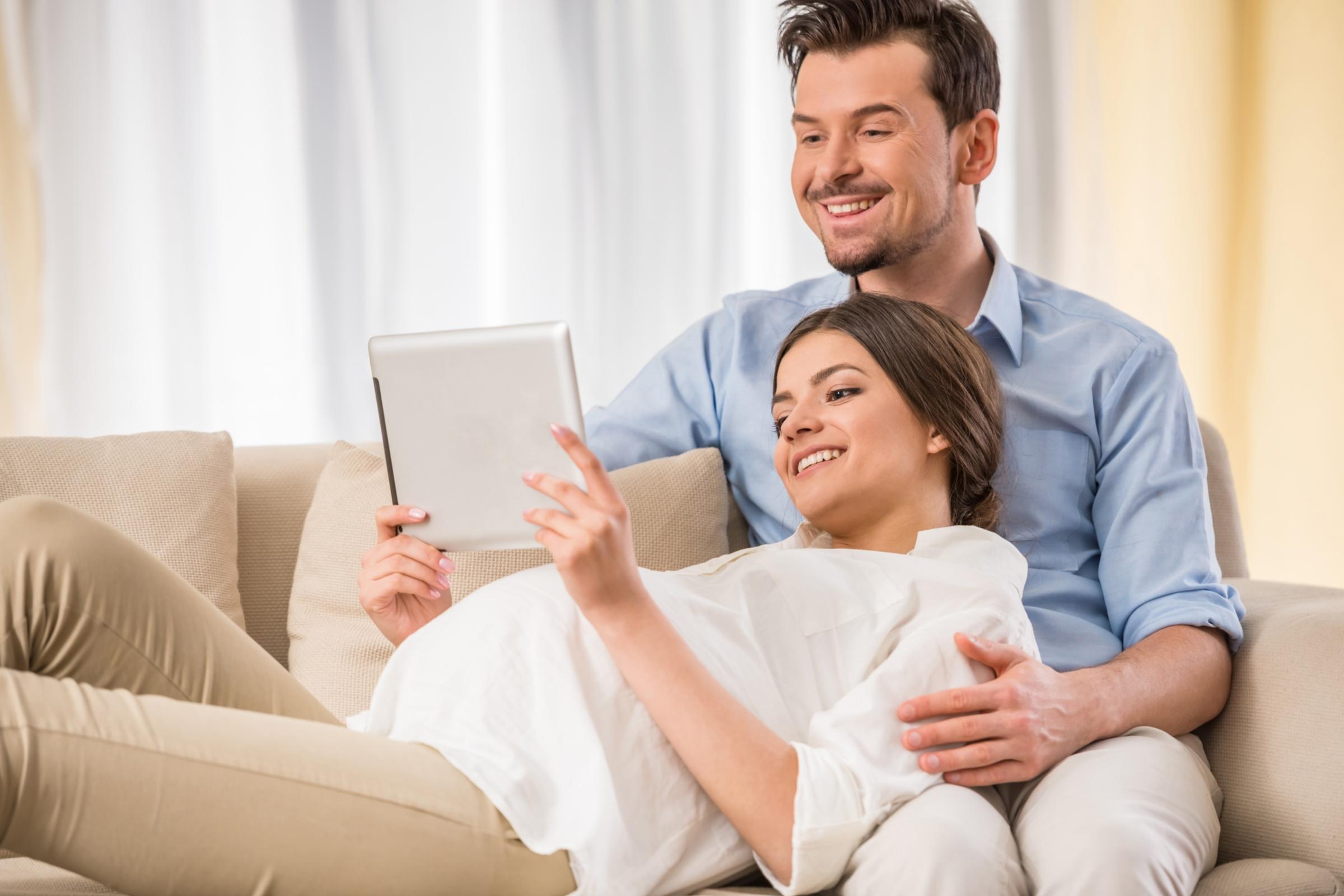 shutterstock_274693046_ VGstockstudio_werdende_Eltern_bereiten_sich_auf_Geburt_online_von_zuhause_aus_Tabletcomputer_frei
