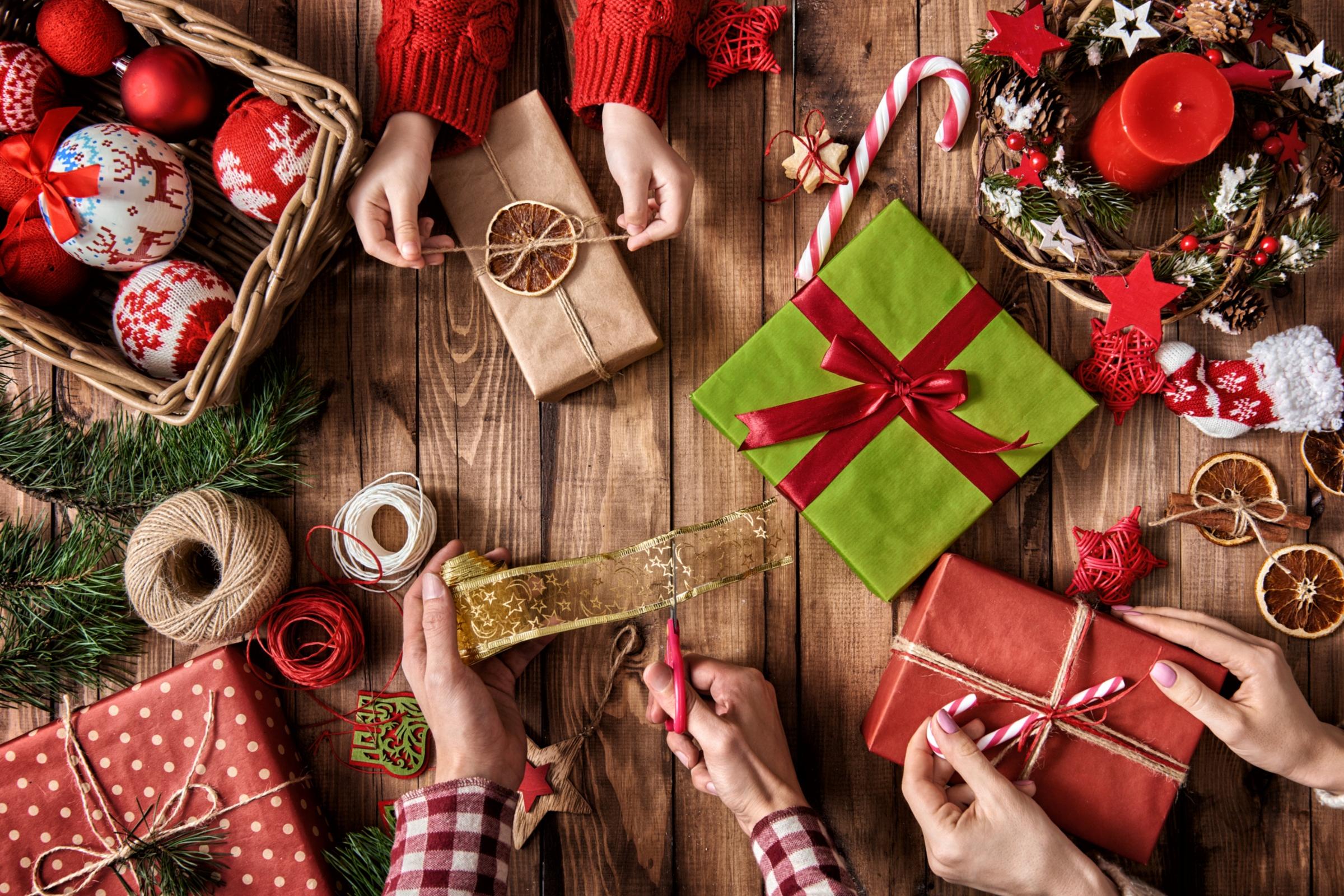 shutterstock_519218638_Weihnachten_Geschenke_einpacken_frei