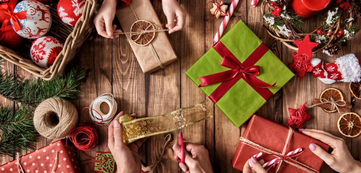 shutterstock_519218638_Weihnachten_Geschenke_einpacken_frei