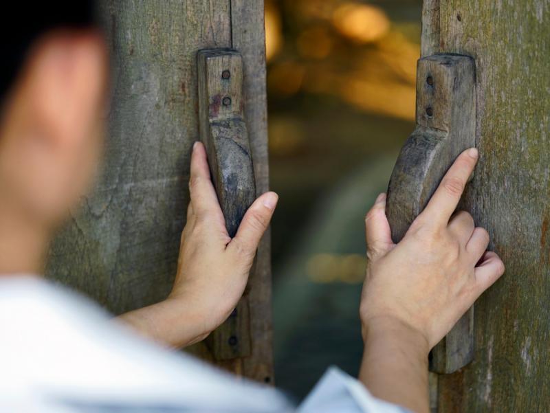 Hände öffnen Türe