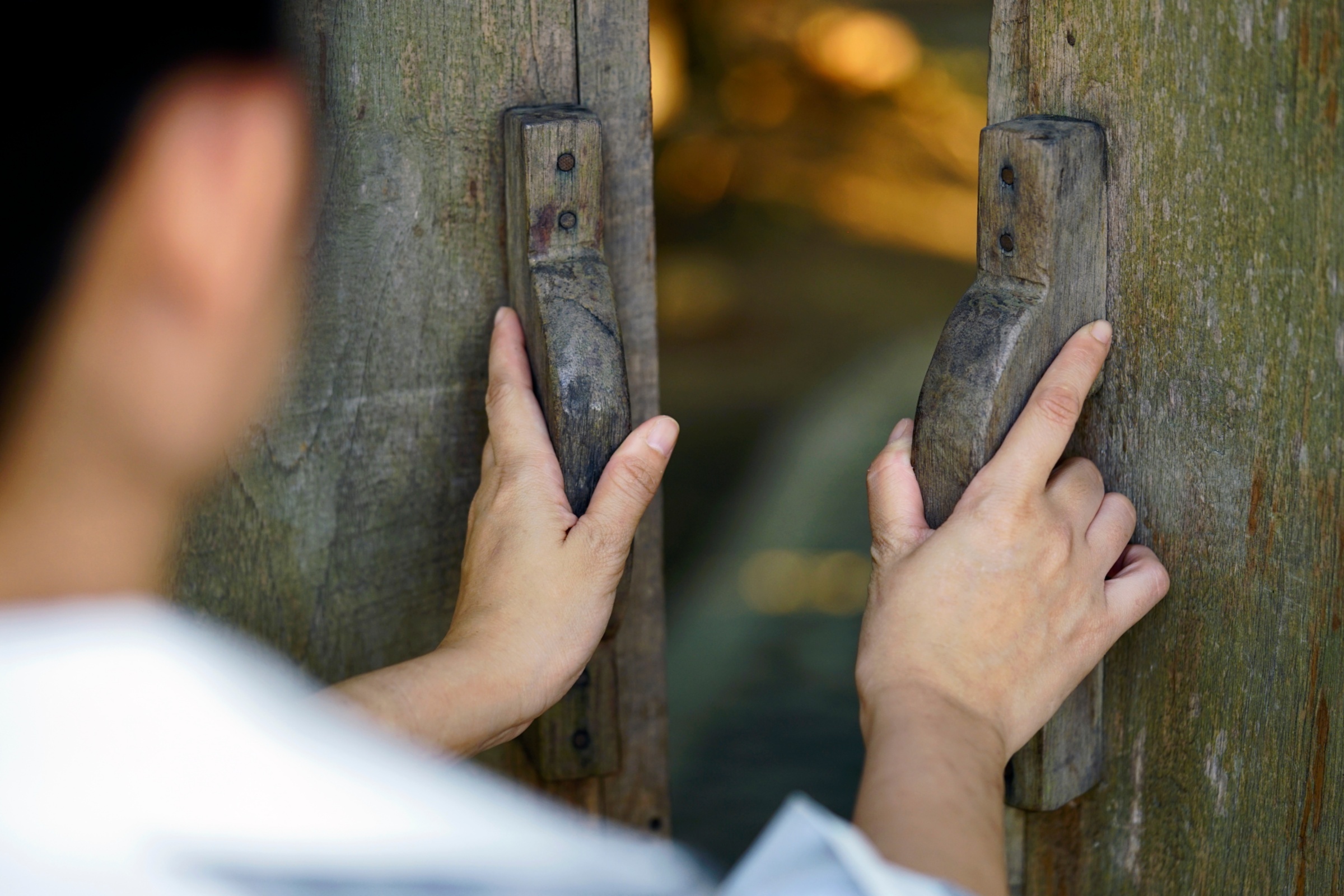 Hände öffnen Türe