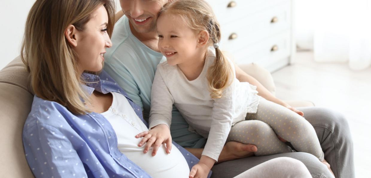 Familie mit schwangerer Mutter