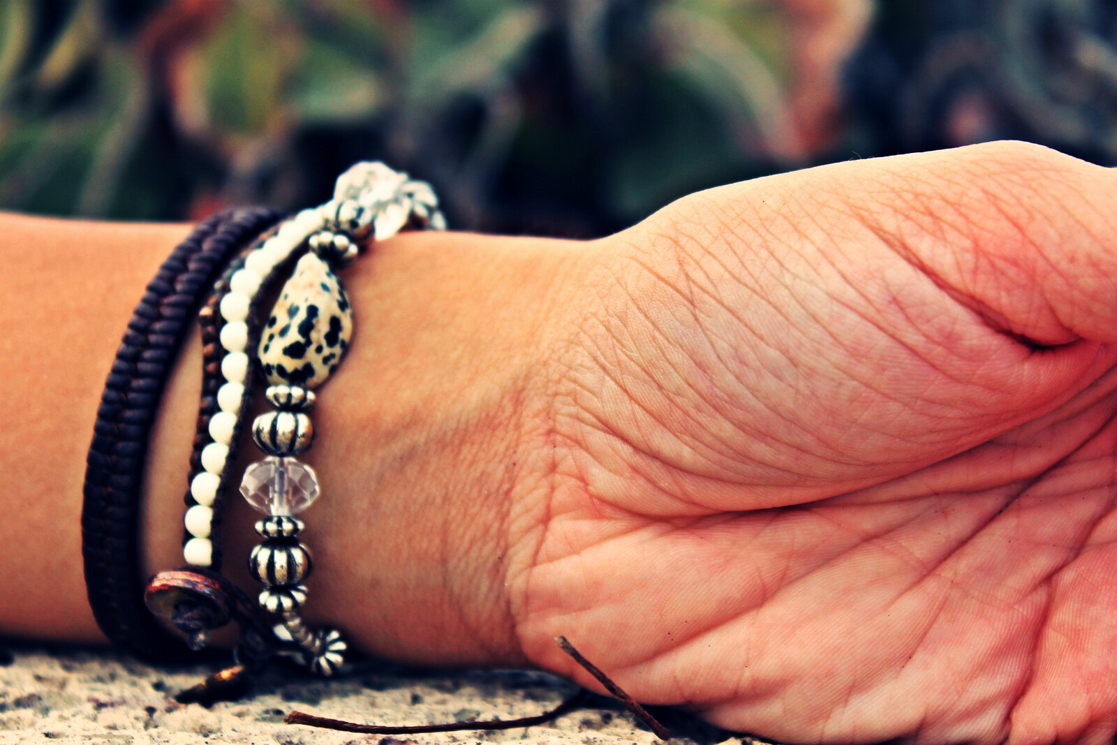 Handgelenk mit Armbändern