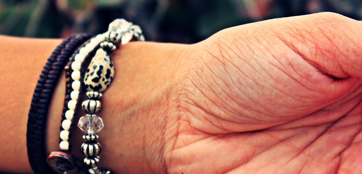 Handgelenk mit Armbändern