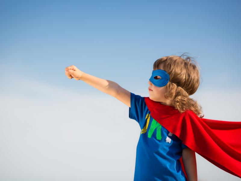 EKK Pikler Kinder spielen mit Ball