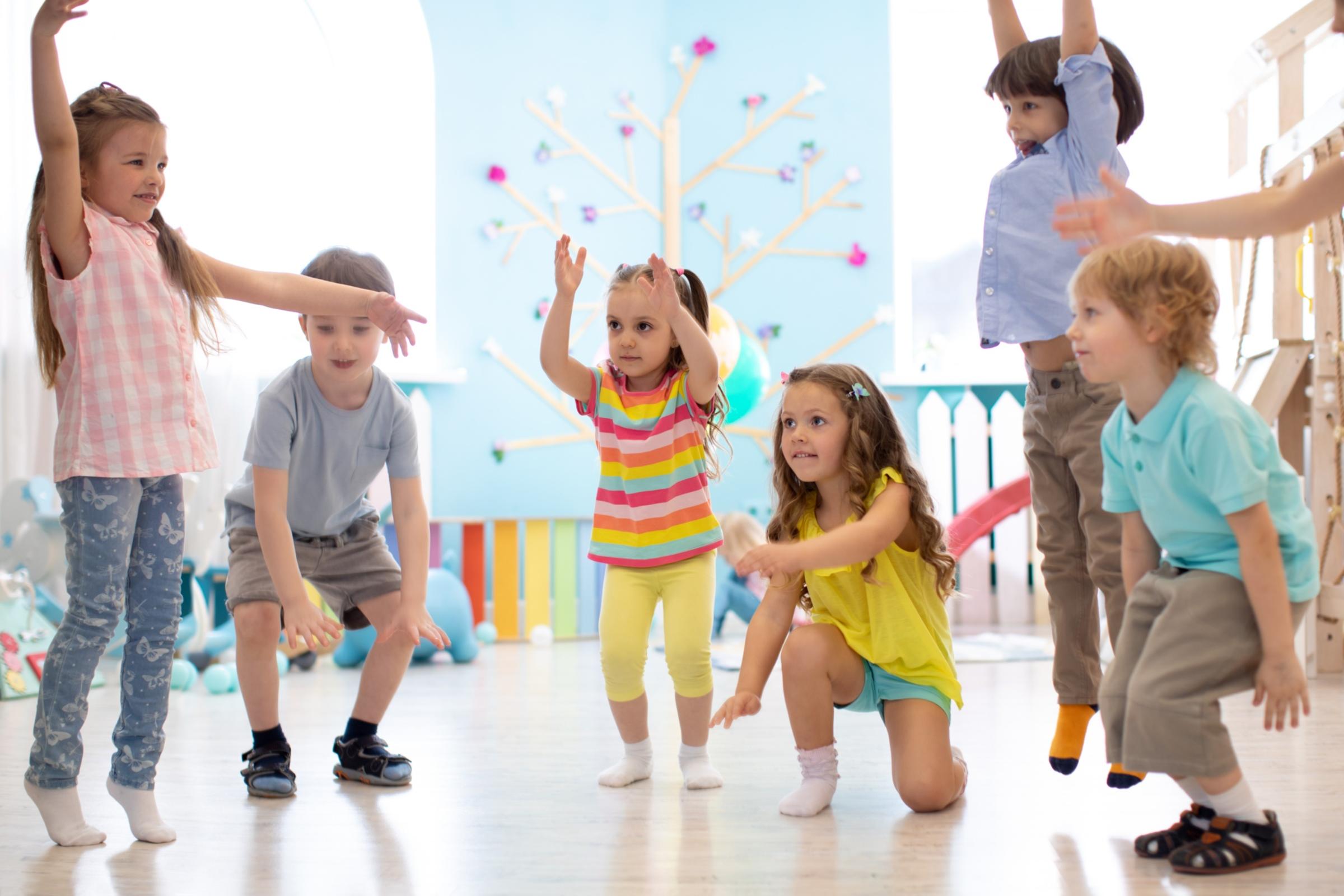 Kinder toben spielen