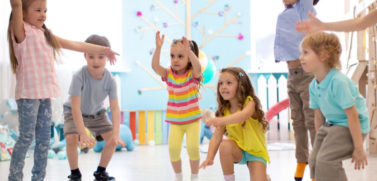 Kinder toben spielen