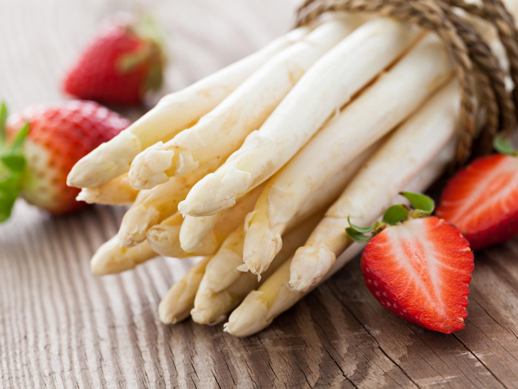 Spargel und Erdbeeren