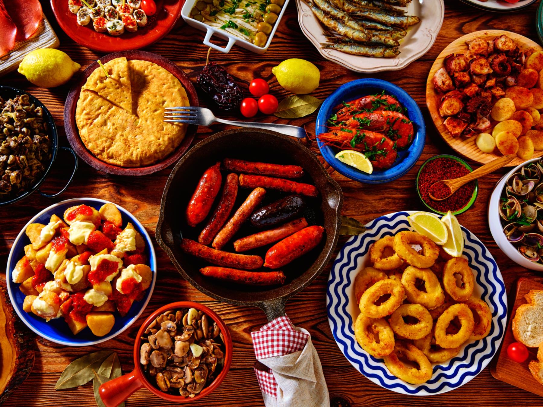 Spanische Tapas_bunte Schüsselchen