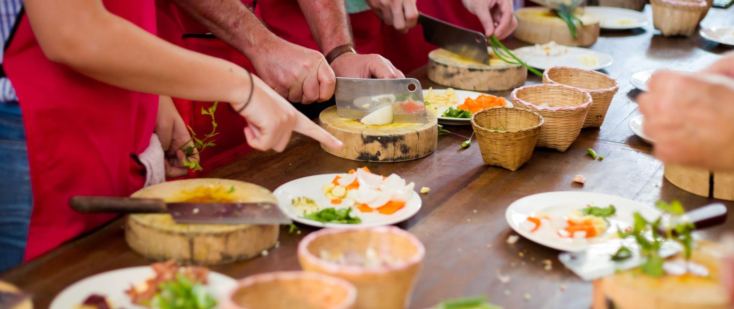 Homepage_Kachel_shutterstock_Anna_Ewa_Bieniek_636553817_Hände_kochen_vorbereiten_Arbeitsfläche_frei