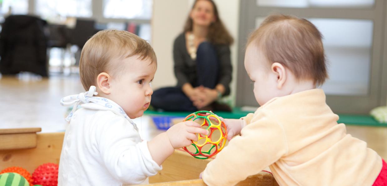 EKK Pikler Kinder spielen mit Ball