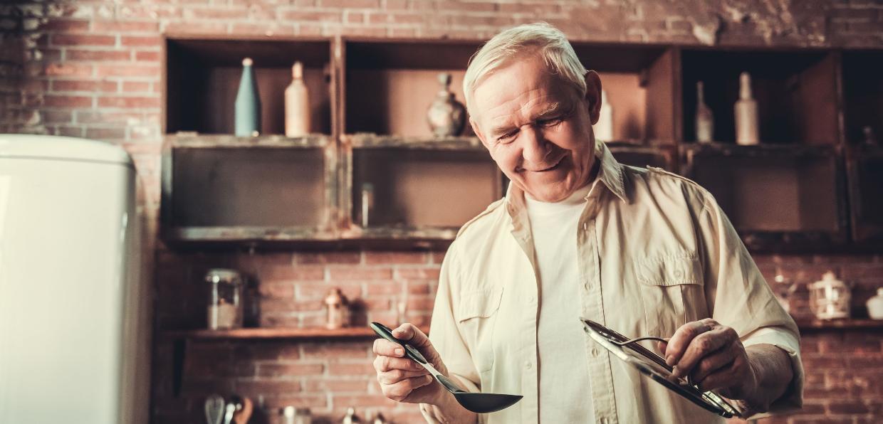 Mahlzeit Kochender Senior