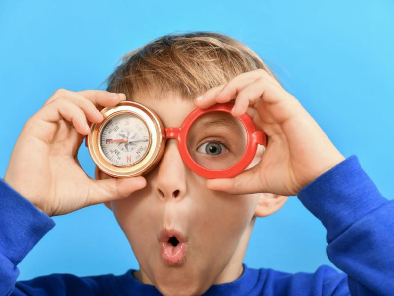 Junge mit Kompass Brille