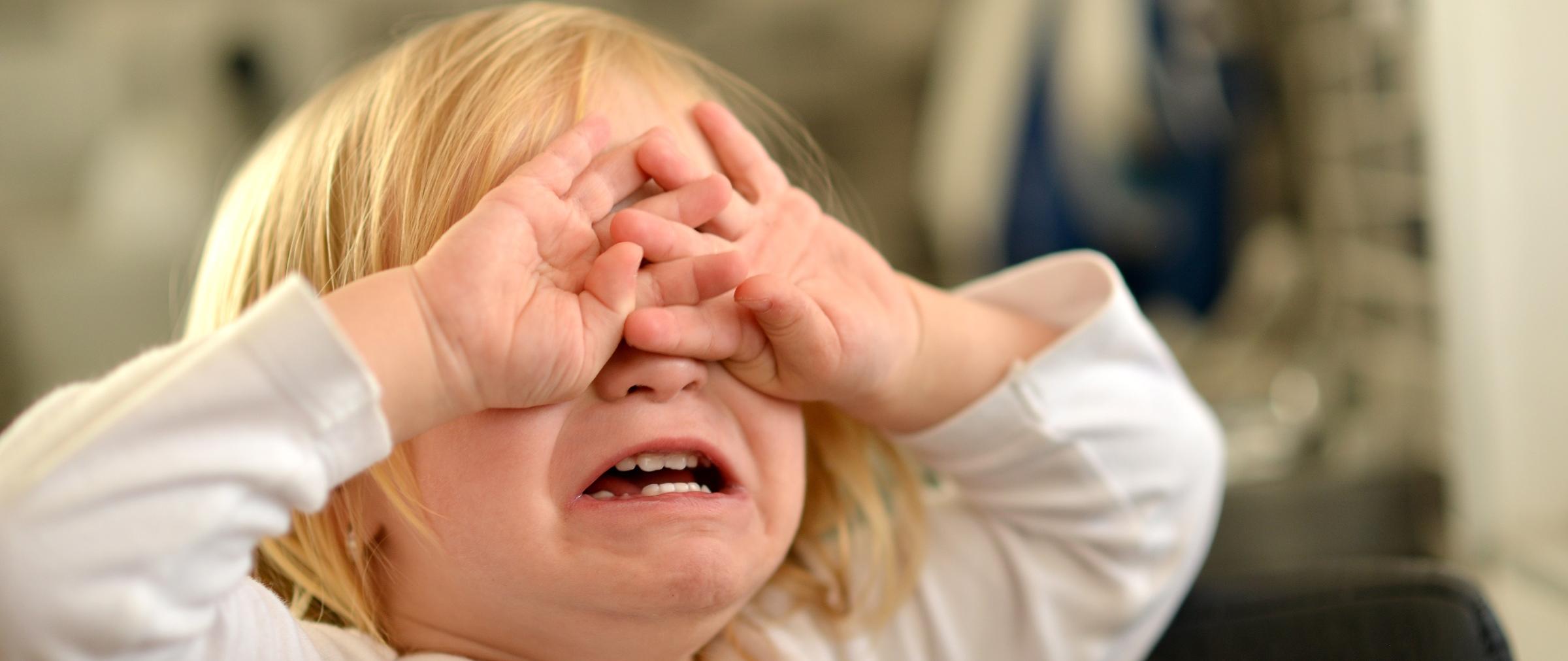 2024_01 Emotionale Entwicklung shutterstock_175102535_muroPhotographer_Kleinkind_Weint_hält_Hände_auf_Augen_frei