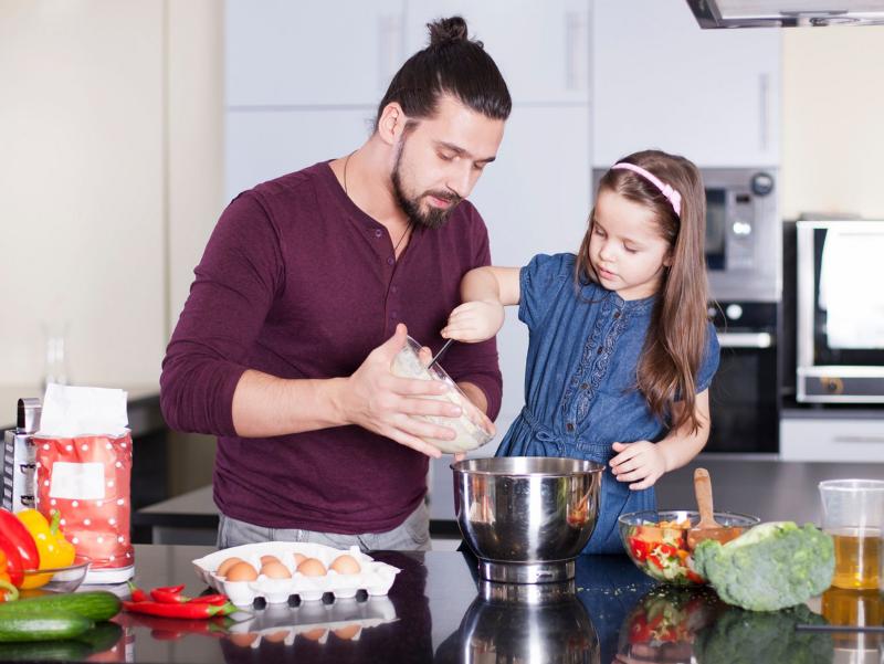 shutterstock_1385158235_Jyliana_Vater_Tochter_backen_zusammen_frei