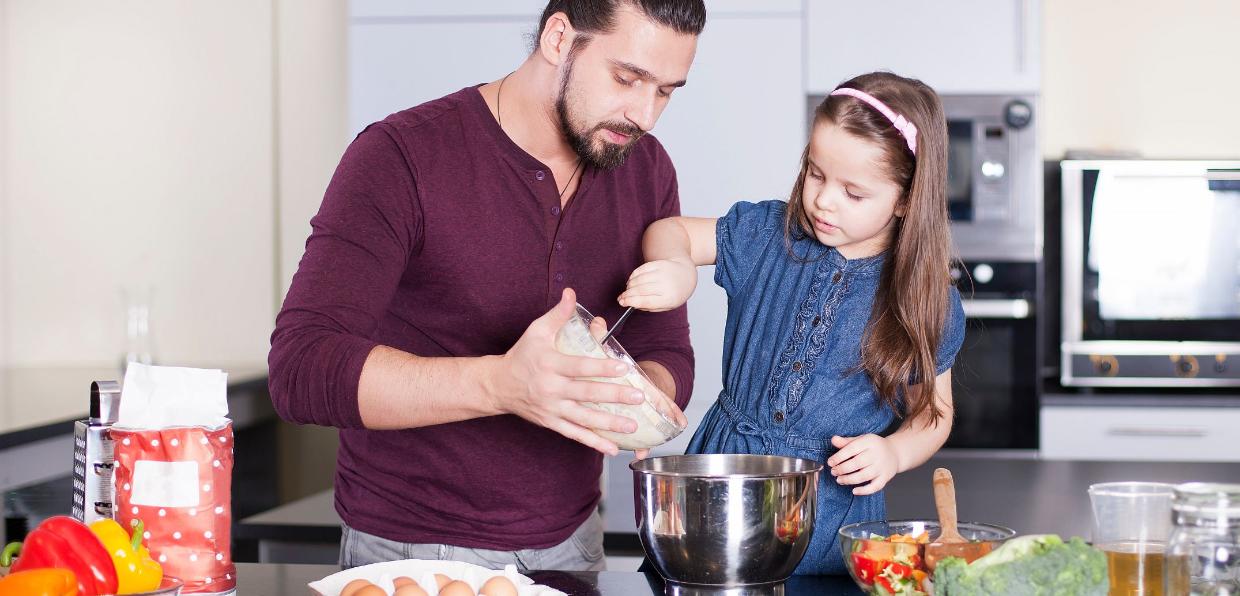 shutterstock_1385158235_Jyliana_Vater_Tochter_backen_zusammen_frei