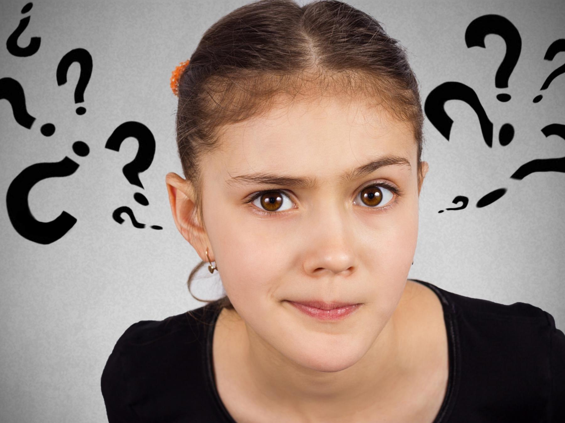 shutterstock_194322041_pathdoc_Jugentliches Mädchen_Fragezeichen_fragende_Attitüde_frei