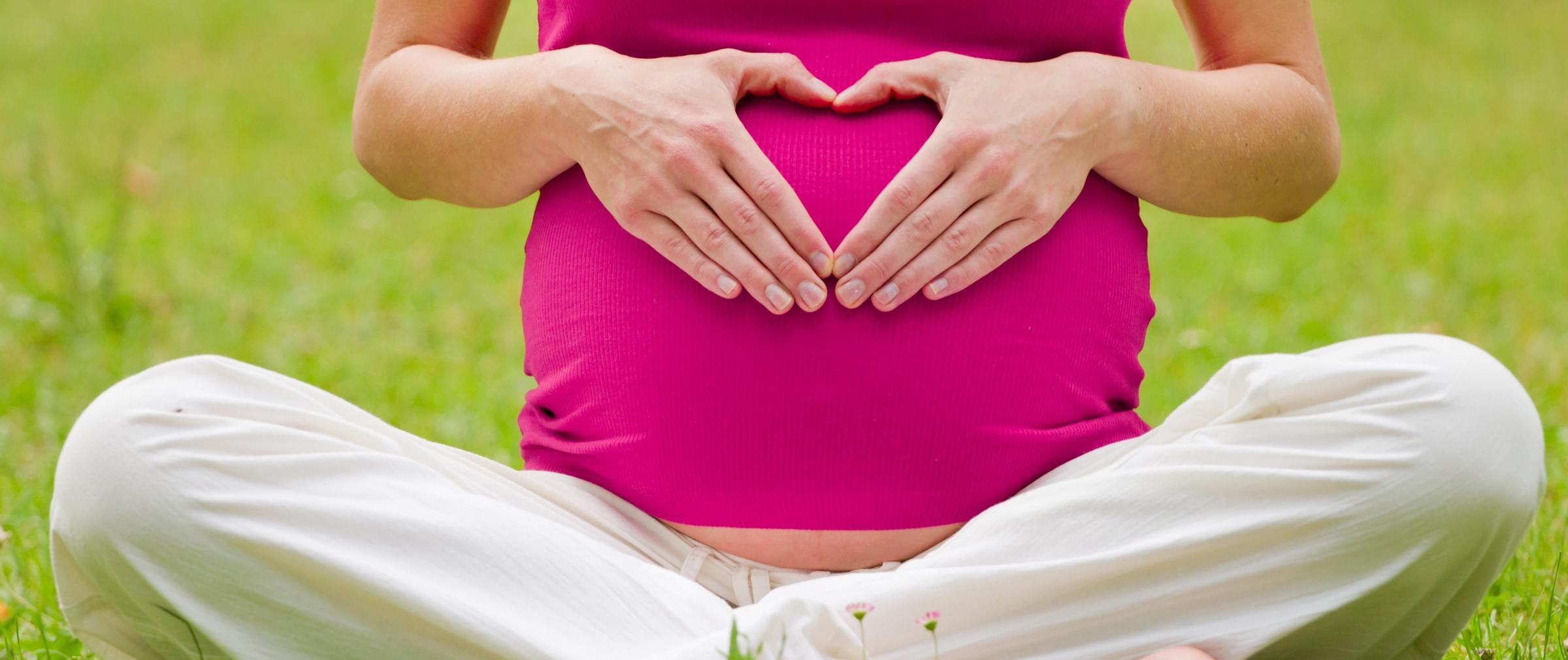 shutterstock_93454723_kubais_Schwangere_Frau_formt_Herz_mit_Händen_auf_dem_Bauch_frei_FB