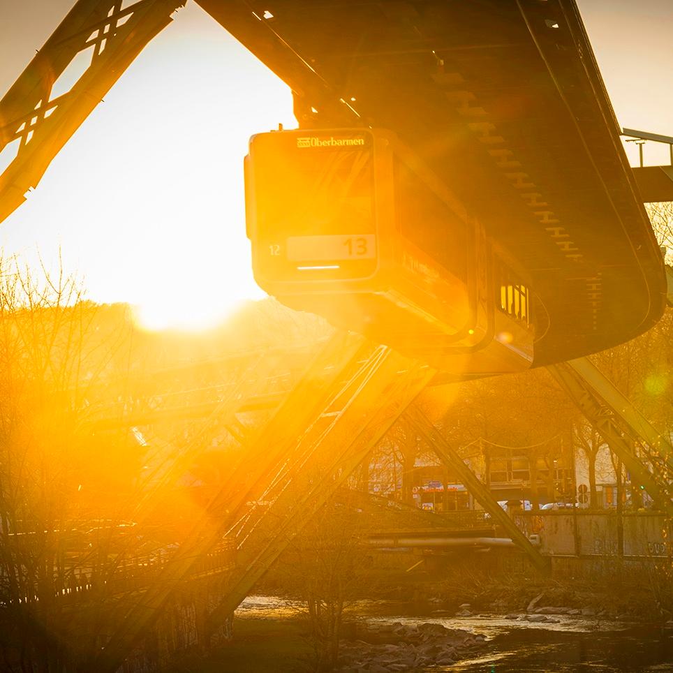 Wuppertaler Schwebebahn in der Abendsonne am Islandufer