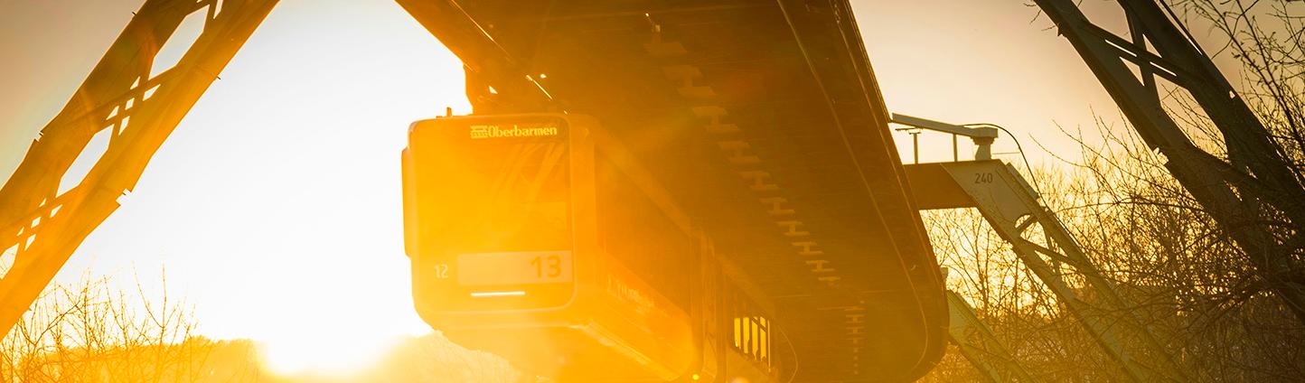 Wuppertaler Schwebebahn in der Abendsonne am Islandufer