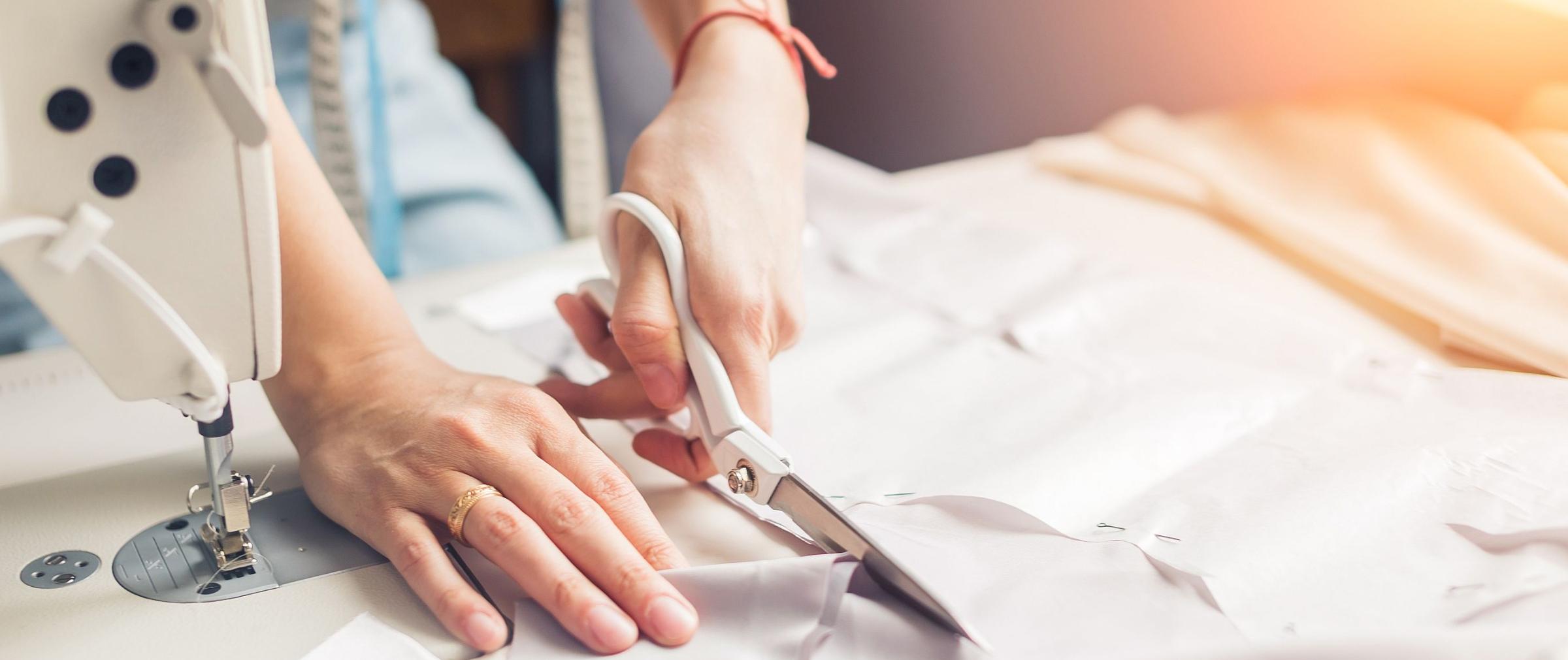 shutterstock_621836930_UfaBizPhoto_Hände_Schere_Nähmaschine_frei