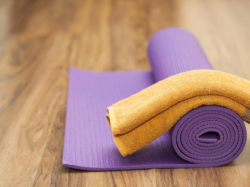 Fitnessmatte mit Handtuch