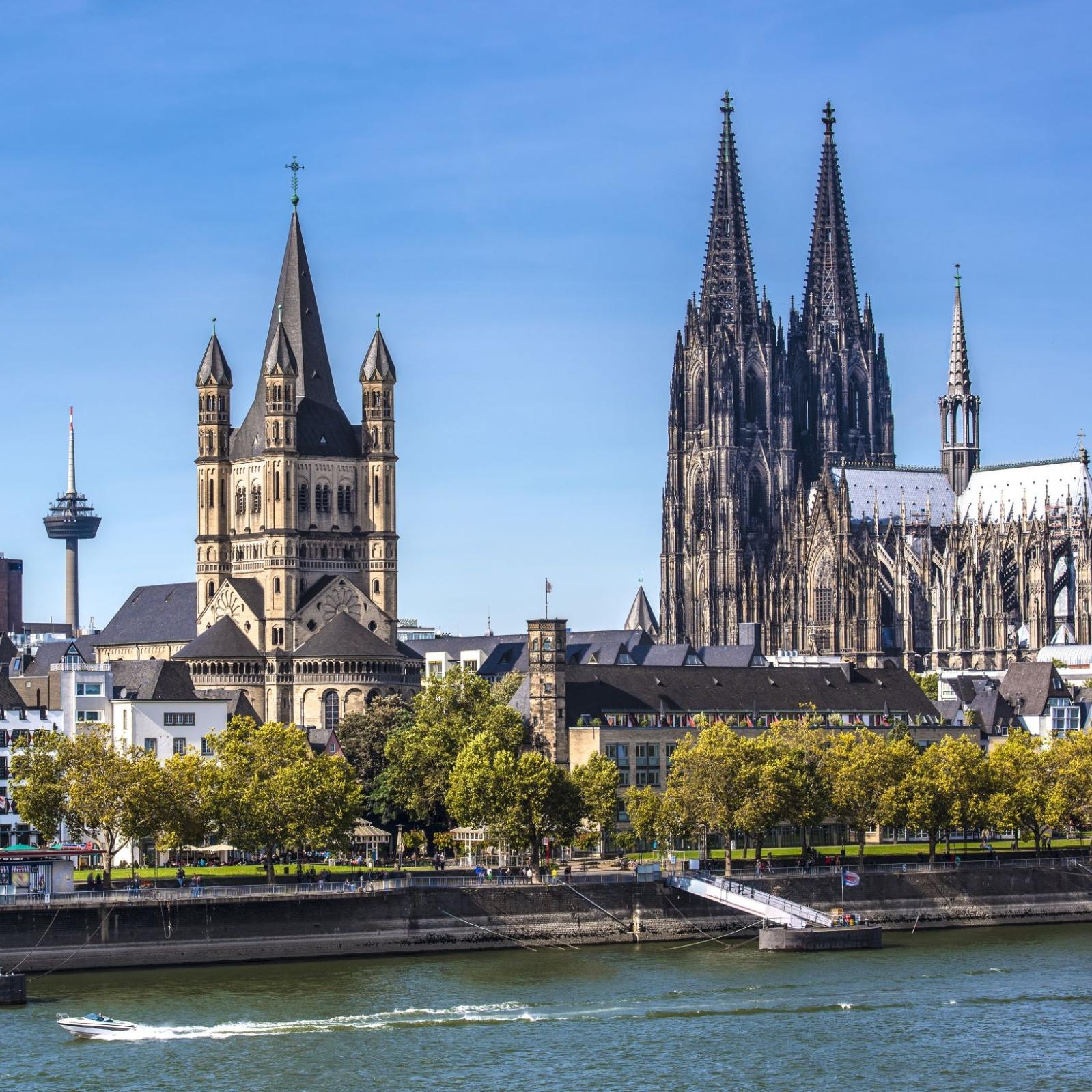 shutterstock_160118126-ESB-Professional-Kölnpanorama-frei_4MP