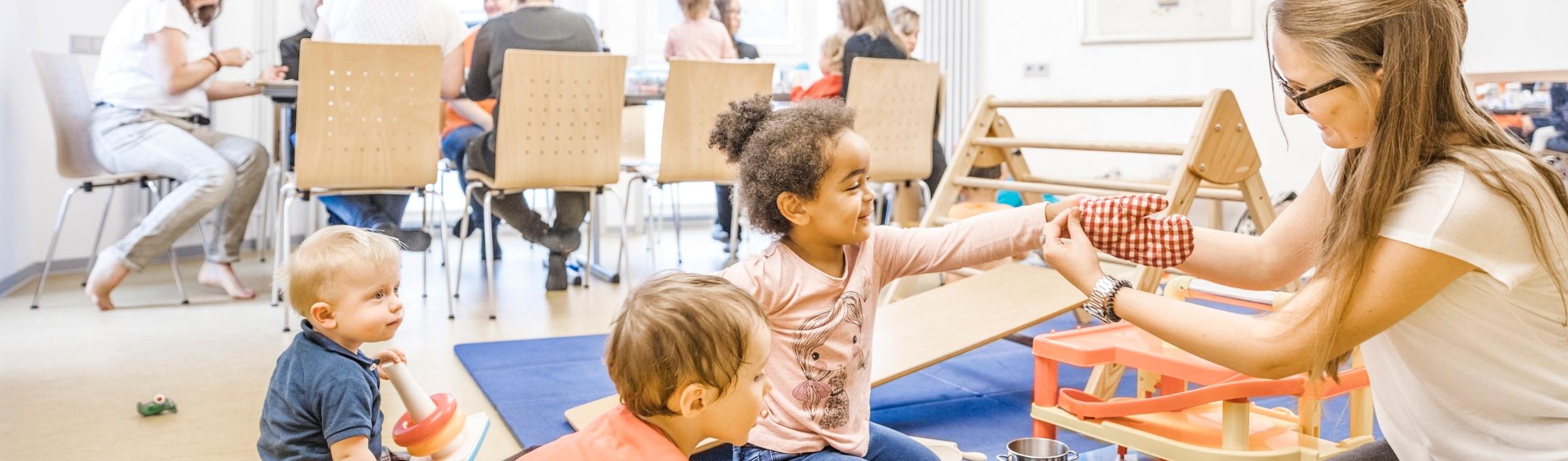 Familienbildung: Kursleiterin im Eltern-Kind-Kurs nach Emmi Pikler