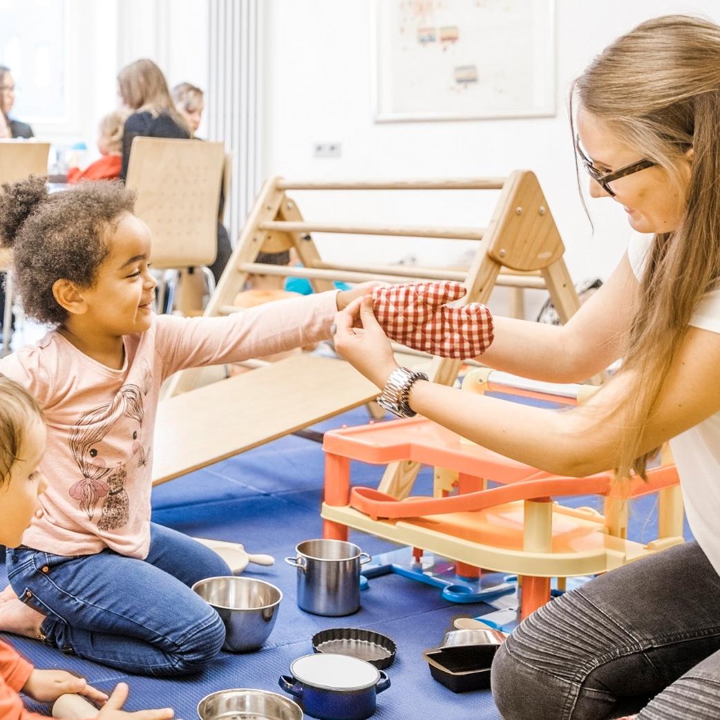 Familienbildung: Kursleiterin im Eltern-Kind-Kurs nach Emmi Pikler