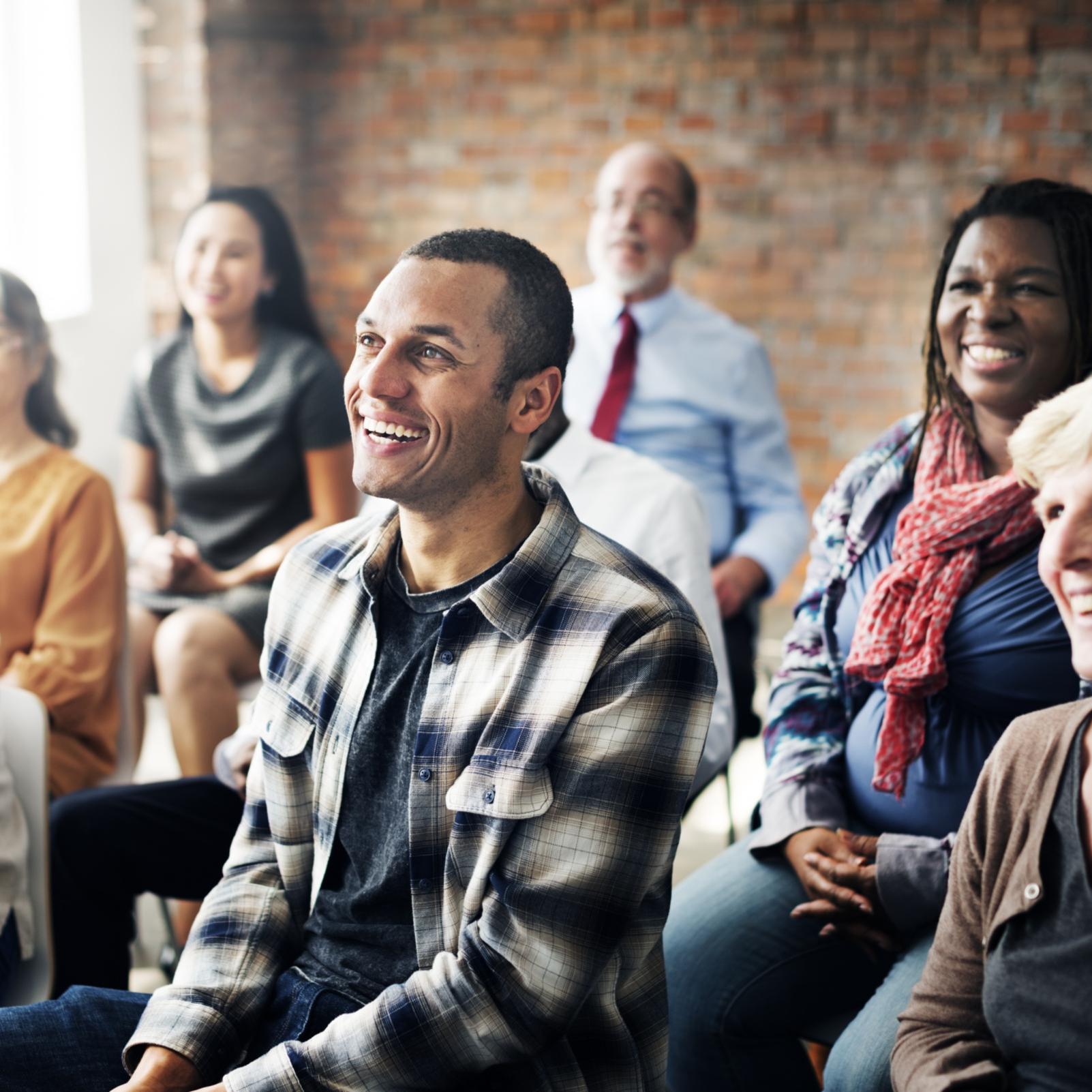 Menschengruppe sitzend - Lernsituation
