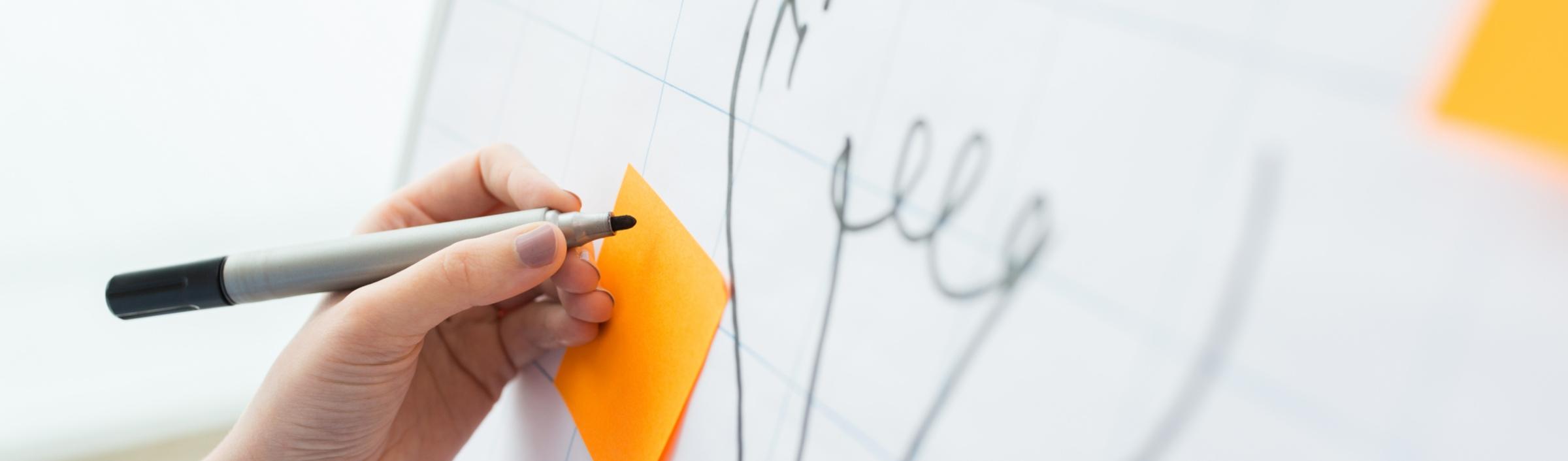 Flipchartzeichnung mit Glühbirne und Post-its