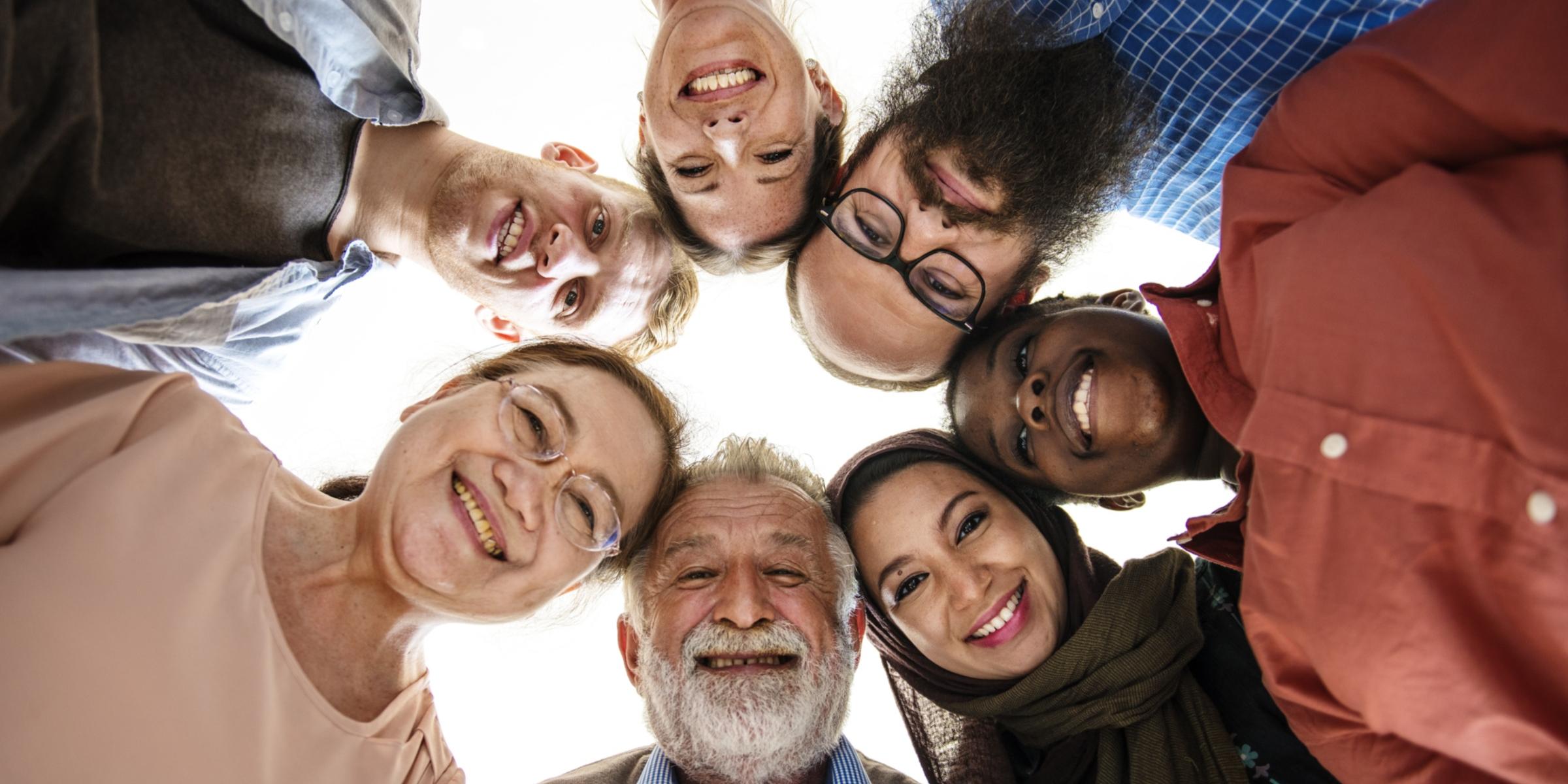 shutterstock_635730062_Rawpixel.com_Köpfe zusammengesteckt_Generationen_frei