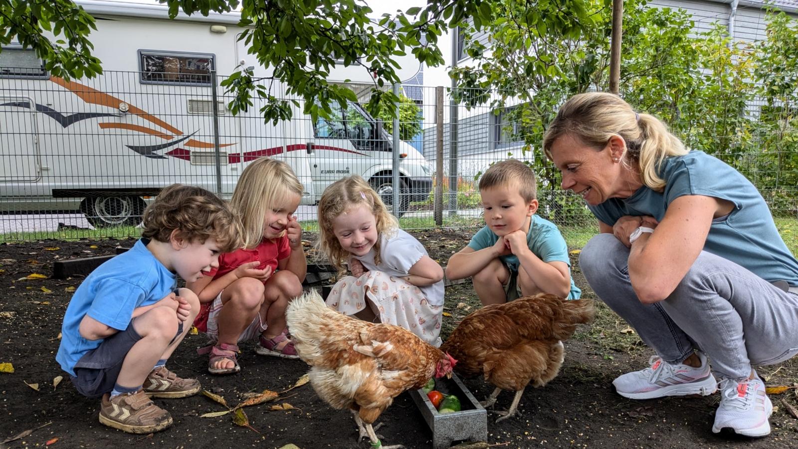 Die jungen Hühner-Betreuerinnen und Leiterin Nicole Moddé