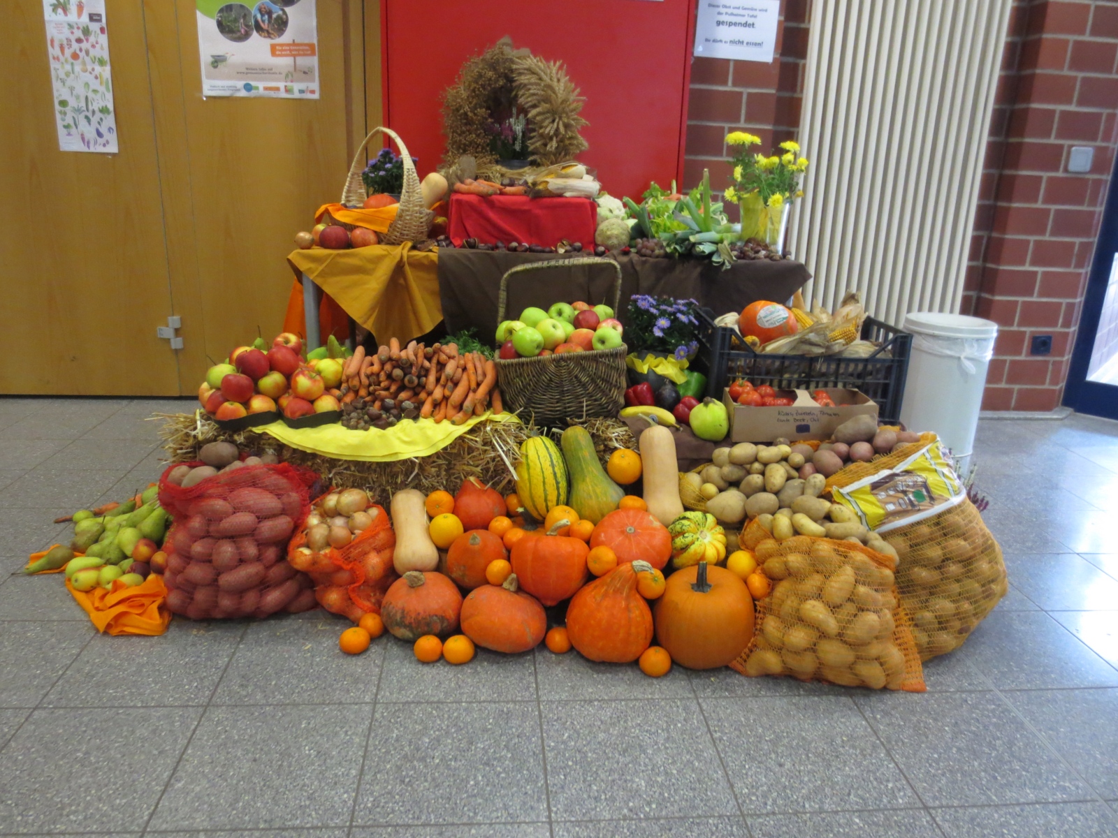 Fast wie ein Altar: der Erntedank-Tisch in Pulheim