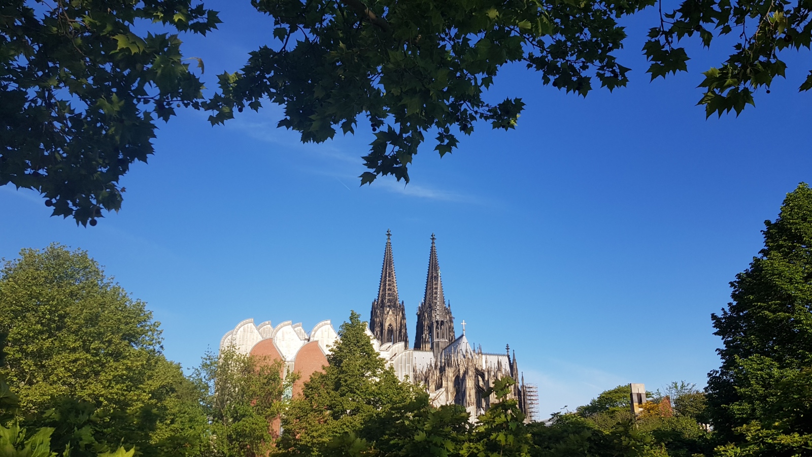 offener Himmel - wunderbares Wetter  Dom (von lateinisch domus „Haus“) oder Domkirche werden Kirchen genannt, die sich durch ihre Größe, architektonische und künstlerische Besonderheiten oder eine besondere historische Bedeutung auszeichnen. Ex-Bild-DB-ID: 27794